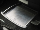 【センターテーブル】車内でのお食事シーンなどに役立つセンターテーブルです。引き出し式なので使用後は格納しておけるのも魅力のひとつです。