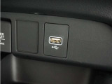 ◆USB入力端子◆USB接続、スマートフォンの充電等にも便利なUSBチャージャー。使いやすい場所に装備されています。
