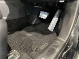 内装工程では、中古車を気持ちよくお乗りいただけるよう清掃しております。
