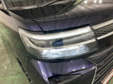 白く明るい光で夜間走行をサポートするLEDヘッドランプを搭載
