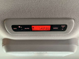 後席も車内の温度管理がワンタッチで簡単に出来るのがオートエアコンです。これでいつでも快適ドライブが出来ます!