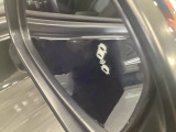 斜め後ろに存在する車を探知。その方向のドアミラー鏡面上にマークを表示し、存在をお知らせしてくれます。また、その方向にウインカーを操作すると、マークの点滅と警告音で注意を促します!