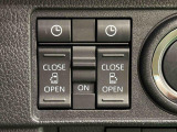 両側パワースライドドアウェルカムオープン機能 降車時にスイッチで予約しておけば、乗車時に電子カードキーを持ってクルマに近づくだけでパワースライドドアが自動でオープン♪