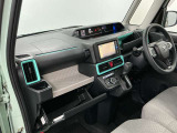 【グローブボックス】車検証や保険証、保険関連書類、整備用グローブなどの必要書類・小物を、助手席から運転席へすぐに取り出せる場所に整理して保管できます。車内の小物整理に役立ちます!