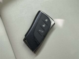スマートキーをポケットやバッグに携帯していれば、キーを取り出すことなくドアハンドルを握り解錠、ドアハンドルのセンサーに触れるだけで施錠できます。