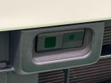 フロントグリルのレザーレーダーセンサーが単眼カメラと連携して前方を監視。衝突回避あるいは被害軽減をアシストします。