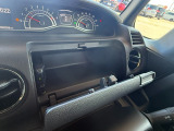 【運転席アッパーボックス】ちょっした小物からディッシュボックスまでよく使うモノの収納に便利。