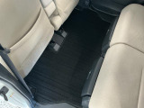専用のエンジンクリーナーで全体に噴霧し汚れを浮かします。ボンネット裏などの汚れを中心にブラシがけを行い、洗浄しエアブローで仕上げております。