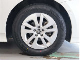 純正アルミホイール。デザインが素敵ですね。お車全体のイメージ変わりますね。ホイールの重量やタイヤの放熱性など性能面に大きく関わる部分ですよね。タイヤサイズは 195/65R15 です。