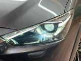 【LEDヘッドライト】悪天候や夜間走行時も良好な視界を確保し安心して運転できる高輝度LEDヘッドライトを装備!点灯速度が早く、消費電力も抑えられています。
