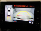 パノラミックビューモニターを装備。駐車場や交差点でクルマを真上から見るように周囲を確認できます。機能の詳細は販売店スタッフまでおたずねください。