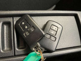 ドアの開閉時、両手が荷物で塞がっている時はキーレスでのカギの解除が大変ですよね。スマートキーはポケットやバッグに入れておけば、ノブに触れただけでロックの解除が可能です。とても便利な機能です。