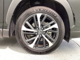 純正アルミホイールです。車にぴったりなデザインで、足元がおしゃれに♪また、スチールホイールに比べ軽いので、車の燃費も良くなりますよ!