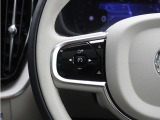 前方車を自動追従するアダプティブクルーズコントロールに加え、ステアリング操舵も行う進化型クルーズ『パイロットアシスト』を搭載。車体を車線内へと適正に維持しつつ先行車を忠実に追従します。