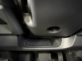 運転手の手が届きやすいステアリング下にも収納を備えております!