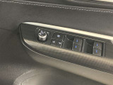 格納式リモコンドアミラーと、パワーウィンドウマスタースイッチです。車内の換気も運転席から簡単に行えます。