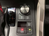 停車時にブレーキを踏むとそのまま保持してくれるブレーキホールド!シフトをPポジションに入れると自動で作動しブレーキを踏みながらDポジションに入れると解除されるオート機能付き。