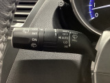 レバーをAUTOの位置にしているとき、レインセンサーが雨を感知すると、雨量に応じてワイパーが自動で作動してくれるオートワイパーを装備!設定変更で非作動にすると、間欠作動に固定されます。