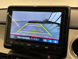 リバースギアに入れるだけで後方の表示へ切り替わります。夜間や雨の日の駐車も楽になりますよ。