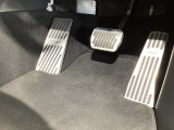 マツダ車の共通するポイントに前輪を前に出し運転席足元スペースを広げたこと!これによりホイールハウスが邪魔にならずにドライバーの中心線を基準とした位置へのペダル配置が可能となりました!