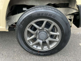 純正アルミホイールを装着しています。安全運転で楽しいドライブを。