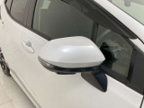 ウインカーミラーも現在は主流の装備になってきました。外見がカッコよくなるだけではなく、視認性も向上し、安全面にも貢献します。