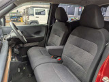 ベンチシート風のゆったりとした前席デザイン!足元に遮るものがなく広々としており、運転席と助手席間の移動もスムーズに行えます。