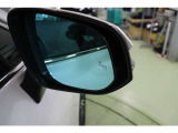 BSMを装備。さらに、後退時車両検知警報【RCTA】を搭載しています。バックで出庫する際に左右から接近する車両を検知し、ミラーのインジケーターの点滅と警報音で警告して安全確認をサポートしてくれます。