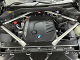 【BMWエンジン】革新的なガソリン・エンジン・テクノロジーによる高性能かつ高効率。レスポンスの良いパワーを発揮。常にスムーズな吸気を実現しアクセル開度にダイレクトに反応しドライビングを楽しく演出。
