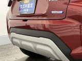 【後退時ブレーキサポート】リヤバンパーに4つの超音波センサーを内蔵し、車両後方にある障害物を検知。透明なガラスなども検知でき、コンビニの駐車場などでの衝突回避をサポートします。