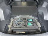 ラゲージスペース下部に収納された車載工具セット。パンク修理キット、ジャッキ等が装備されています。