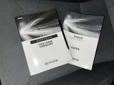 メンテナンスノート、取扱説明書ですね。 車の情報が凝縮されています。 車の整備記録が記載されている大事な物ですよ。