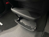 サクラには、桜の模様や、水引きなど、デザインに凝ってます。ぜひ、現車を見て、どこに隠れているか探して見て下さい。(写真はインストパネル下側になります。)