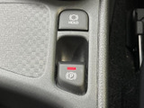 操作系の視認性が高く、運転中の確認が容易です。シンプルなデザインで、ドライバーを優しくサポートしてくれるでしょう。握り心地も考慮された、使いやすいステアリングです。