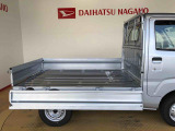 荷台アオリは3方向開き!フラットな荷台で効率よく荷物を積み降ろし出来ます!