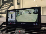 【サラウンドビューカメラ】車両の4つのカメラから得た映像を合成し、上空から眺めているような映像をモニターに映し出します。車両周辺の歩行者や障害物などの発見に役立ちます。