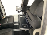 運転席・助手席の背もたれには、2列目シート用にカップホルダー付きの「格納式のシートバックテーブル」を装備しています。休憩時のちょっとした時間などカップを置いたり、小物置きに使えて便利です。