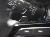 ◆減速セレクター◆ステアリングホイールの左右に取り付けられた2つのパドルスイッチで減速の強さを調整。 左側の「-」を操作すると減速を強く、右側の「+」を操作すると減速を弱くすることができます。