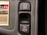 HOLD機能付きの電動パーキングブレーキ。HOLD機能を使用すると、信号待ちなどでフットブレーキから足を放しても、車は動かずそのまま停車してくれます。ドライブなど足が疲れた時には便利な機能です。