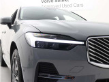 ボルボを象徴する「トールハンマー」デザインを採用したLEDヘッドライトは、ワイドな配光で広い視界を確保。 カーブではステアリング操作に連動して光軸が変化し、常に進行方向を的確に照らします。