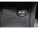 100V・1500W電源を装備。PC等の電気製品に対応し、走行中にも使用できます。アウトドアでも活躍しますし、停電などの非常時には電源としても使える便利な装備です。ラゲージスペースにも装備しています。