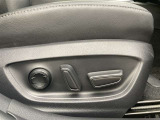 運転する時はドライビングポジションが気になりますよね。パワーシートで座席位置の微調整もしっかりできます。高級感がある装備としても人気があります。