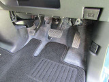 サイドブレーキは足元です。このため運転席回りの空間が広くなり、スッキリしています♪ また踏み込み式だと力が入りやすい為、女性や高齢者など、腕力が弱い人でもしっかりブレーキをかけられて安全です♪