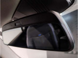 【ルームミラー一体型ETC車載器】ルームミラーの裏側に目立たない様に配置されたETCカード挿入口。スタイリッシュ且つ機能的なものとなっております。