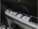 ドア内側、手の届きやすい位置にドアガラスの開閉スイッチ(パワーウインドウ)があります。運転席にはいたずら防止のためのロック付!