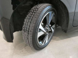 フロントタイヤの溝も十分に残っております。タイヤサイズは165/55R15となっております。
