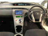 高いホールド性で運転姿勢が安定します。長距離ドライブでも疲れにくいのが魅力です。快適なドライビングライフをお送りください♪