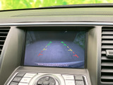 後方の映像に加えて目安線も表示され、駐車時に周囲との距離感を確認する助けになります。画面で後方を確かめながら、落ち着いて駐車操作を行えます。