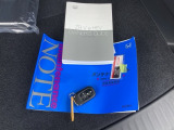 取扱説明書やメンテナンスノートもそろっています。スマートキーは荷物を持っている時でも、キーを取り出さずドアの施錠・開錠ができます。
