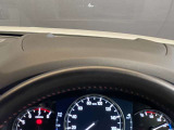 必要な情報を投影するヘッドアップディスプレイ(運転席前のガラス等に車速やナビ情報を投影する機能)。視線移動を抑え、速度やナビのルート案内、安全警告を直感的に確認。長距離運転でも疲れません。
